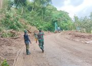 Pasca Longsor Arus Lalulintas Berangsur Normal, Babinsa 02/Enrekang Turun Pantau Lokasi