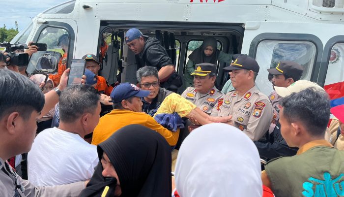 Helikopter Milik TNI Polri Kembali Berhasil Mengevakuasi 43 Warga Korban Bencana Longsor di Latimojong Yang Terisolir