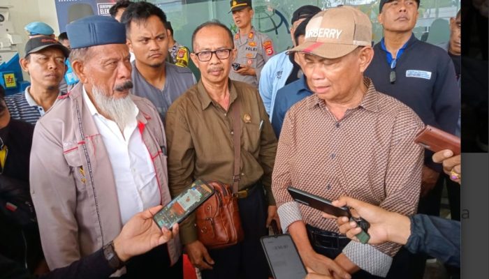 Puluhan Massa Di Pimpin H Busrah Abdullah Sambangi Kantor PN Makassar