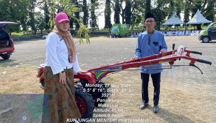 Kelompok Tani Buntu Macinna Dapat Bantuan Hand Traktor Dari Menteri Pertanian Amran Sulaiman .