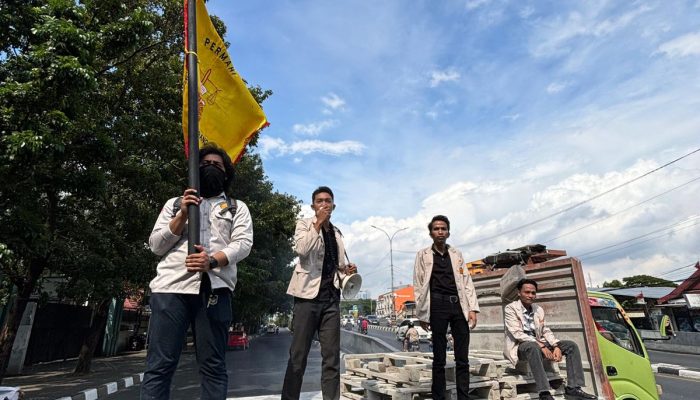 DPC PERMAHI MAKASSAR GELAR AKSI DEMONSTRASI TOLAK PERMENDIKBUD NO 2 TAHUN 2024