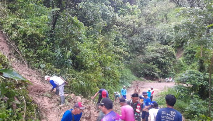 Gerka Cepat Babinsa 03/Baraka Bersihkan Material Longsor bersama Masyarakat Sekitar