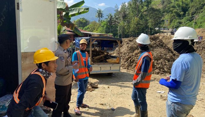 Antisipasi Kepadatan Kendaraan, Personel Shabara Polres Enrekang Melakukan Pengaturan Arus Lalin