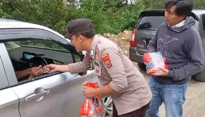 Bentuk Empati Personel Polres Bagikan Air Mineral Ke Pengendara yang Terjebak Kemacetan