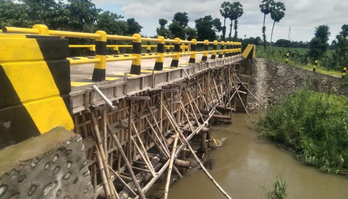 Pamer Bangunan Jembatan Di Wilayah Tak Bertuan, Barombong, Gowa.