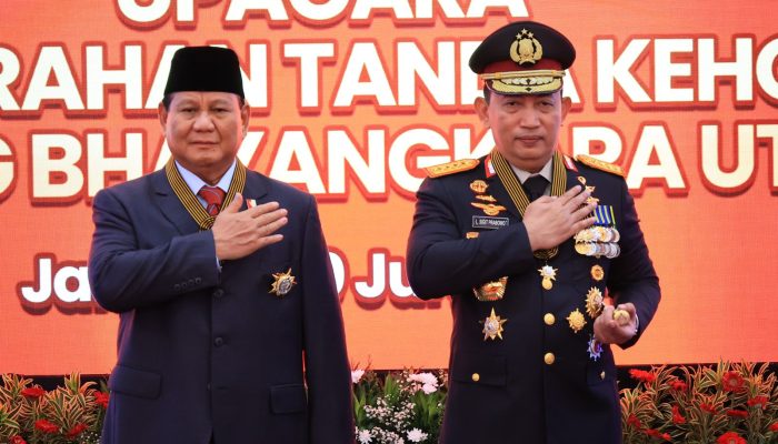 Menhan Prabowo Subianto Terima Penghargaan Tanda Kehormatan Bintang Bhayangkara Utama Polri