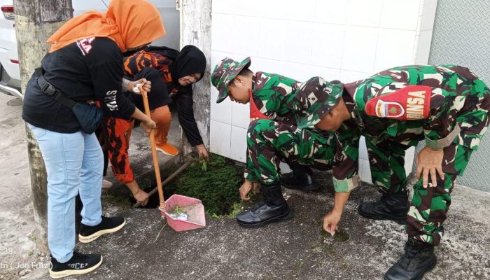Danramil 1408-08/Makassar Pimpin Langsung Karya Bhakti Pembersihan Saluran Air