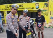 Kasat Lantas Polres Enrekang Tindak Pengendara Menggunakan Plat Nomor Kendaraan Tidak Sesuai Spesifikasi