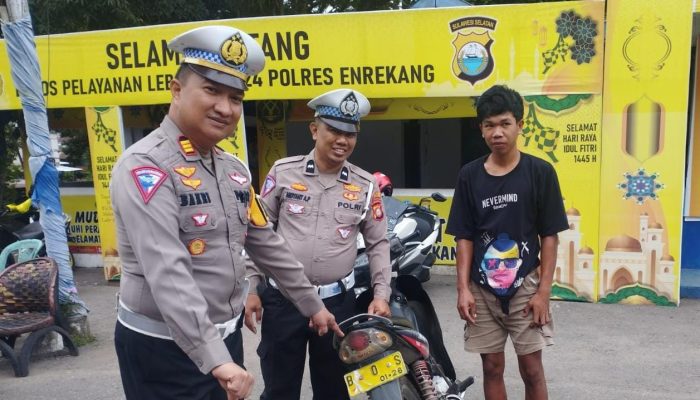 Kasat Lantas Polres Enrekang Tindak Pengendara Menggunakan Plat Nomor Kendaraan Tidak Sesuai Spesifikasi