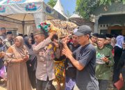 Bhabinkamtibmas Usung Keranda Jenazah Mantan Kepala Desa Lassang