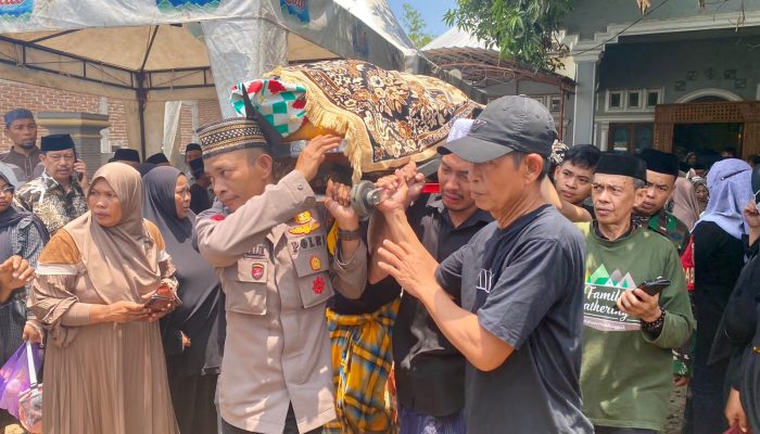 Bhabinkamtibmas Usung Keranda Jenazah Mantan Kepala Desa Lassang