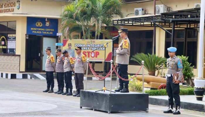 Wakapolres Pimpin Apel Pagi dan Penyerahan Perlengkapan untuk Bhabinkamtibmas