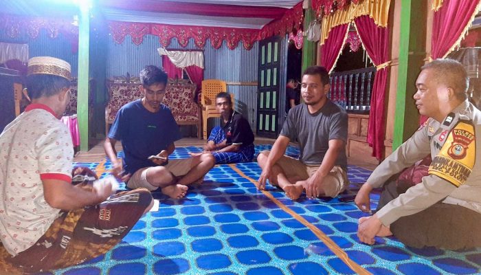 Cooling System Jelang Pilkada, Bhabinkamtibmas Sambangi Tokoh Masyarakat di Desa Binaan