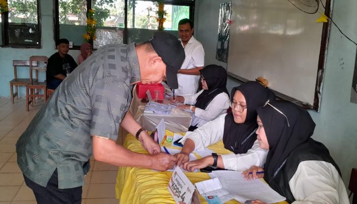 Sekda Enrekang Dr. H. Baba SE, MM Gunakan Hak Pilih di TPS 4 Galung Melati, Satu Warga Tidak Bisa Memilih