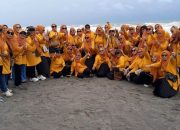 Srikandi Kerukunan Keluarga Pasar (KKP) Enrekang Gelar Arisan di Pantai Ammani Pinrang