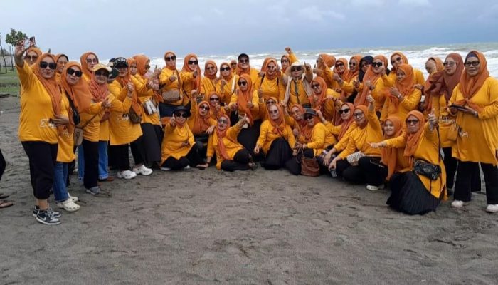 Srikandi Kerukunan Keluarga Pasar (KKP) Enrekang Gelar Arisan di Pantai Ammani Pinrang
