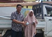 Kades Kampung Beru Serah Bantuan kepada Korban Bencana Alam Angin Puting Beliung