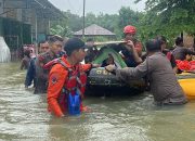 Gerak Cepat Pammat Subdit Gasum Polda Sulsel Evakuasi Korban Banjir di Makassar
