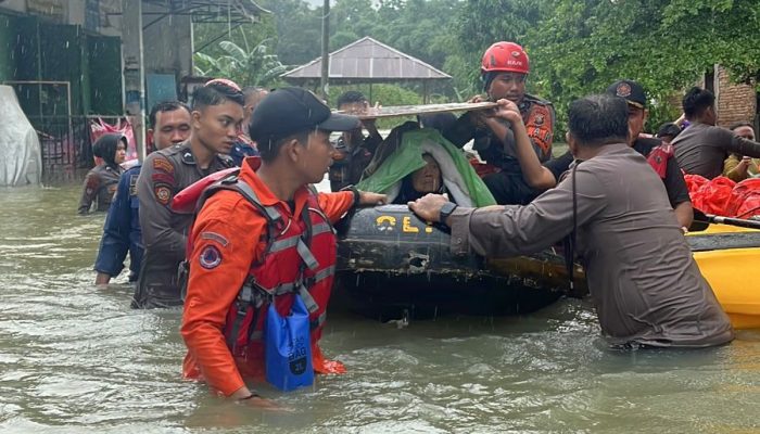 Gerak Cepat Pammat Subdit Gasum Polda Sulsel Evakuasi Korban Banjir di Makassar