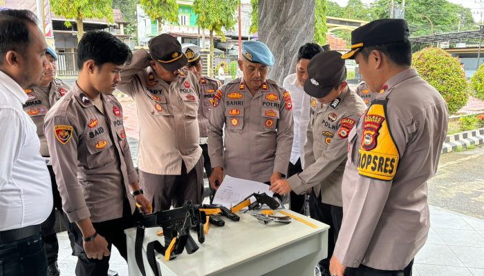 Sie Propam Polres Enrekang Lakukan Pemeriksaan Berkala Senpi Personil : Sita 7 Pucuk