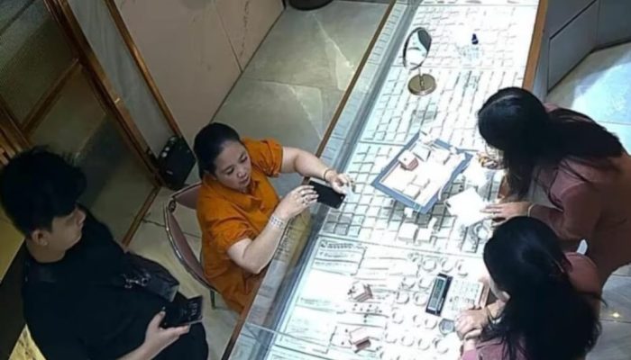 Dua Pelaku Pencurian Gelang Berlian Senilai Rp350 Juta di Mal Surabaya Barat Ditangkap Polisi