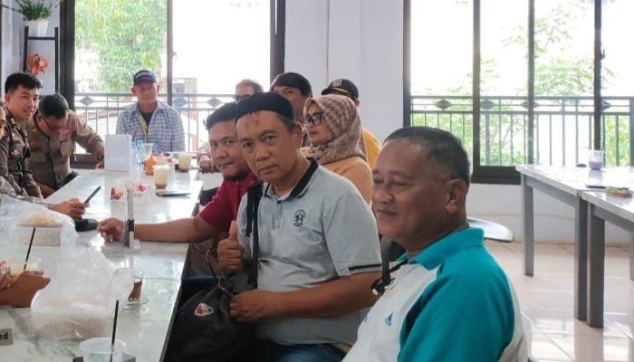 Humas Polres Enrekang Pererat Silaturahmi dengan Media Melalui Acara Makan Siang di Cafe Ideologi