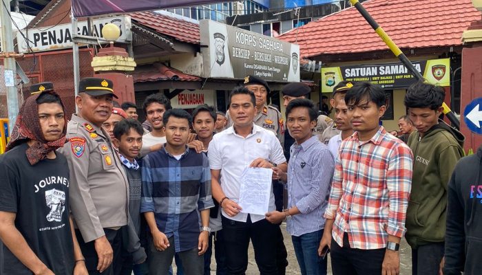 BOM Sul-Sel Melakukan Akji Jilid 2 Didepan Kanwil Beacukai Sul-Sel, Kapolres Pelabuhan Makassar Dan Di Kantor DPRD Prov Sul-Sel.