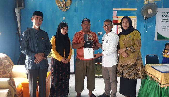 Desa Tamasaju Serahkan BLT Ke 42 Warga Penerima Manfaat Untuk Tahap 4