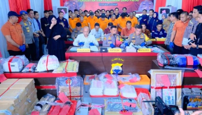 Kapolda Sulsel Bersama Kapolres Gowa Menggelar Jumpa Pers Terkait Peredaran Uang Palsu 98 Item Barang Bukti Telah Di Aman kan.