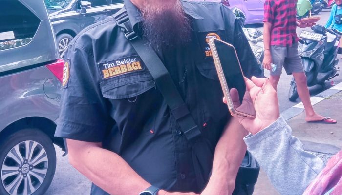 Massa Serbu Makan Gratis ‘Tim Pelajar Berbagi Sedekah Bersama Binmas Polda Sulsel .