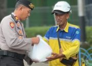 Ciptakan Keamanan dan Kebahagiaan, Satsamapta Polres Pelabuhan Makassar Bagikan Sembako di Tengah Patroli