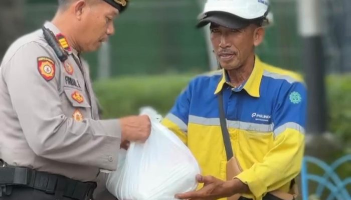 Ciptakan Keamanan dan Kebahagiaan, Satsamapta Polres Pelabuhan Makassar Bagikan Sembako di Tengah Patroli